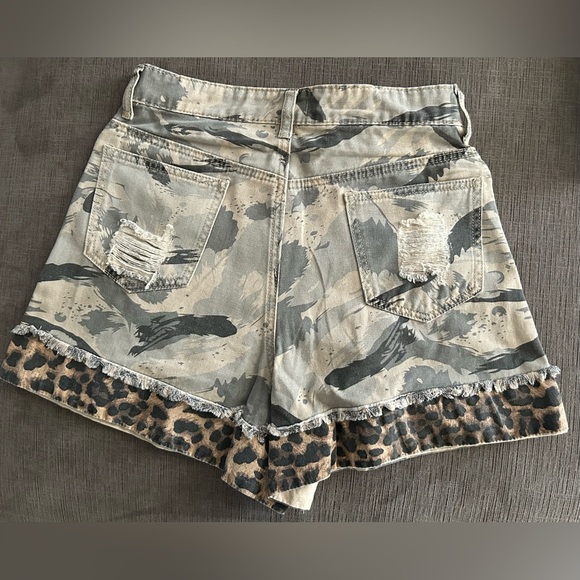 POL Camo & Leopard Print Distressed Denim Shorts Small Mixed Media NWT - Picture 5 of 9